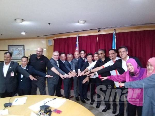 Kon Yeow (tengah) bergambar bersama CEO tujuh syarikat telekomunikasi dan Al Ishsal selepas sidang media di Komtar tadi.