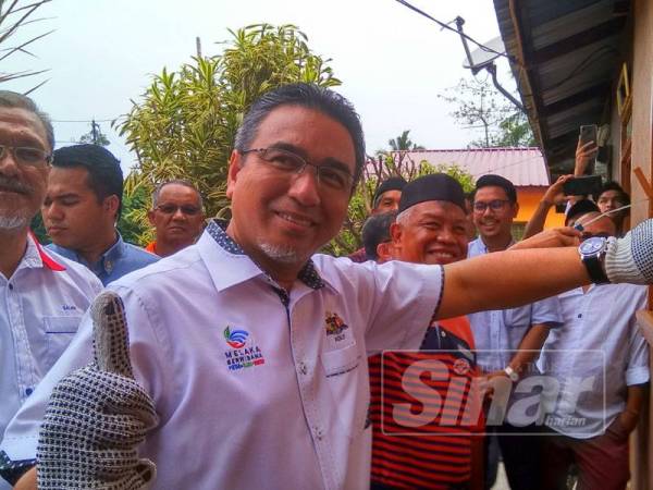 Adly ketika menyempurnakan program tanggungjawab sosial korporat (CSR) membaik pulih rumah usang DUN Bukit Katil, di Kampung Bukit Pulau, di sini hari ini.