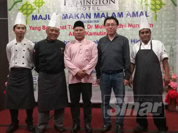 Abdul Halim (dua dari kiri) bersama barisan chef restoran Raintree Cafe, Hotel Flemington bergambar kenangan dengan Mohd Fadhil (tengah) dan Khek Keng (dua dari kanan).
