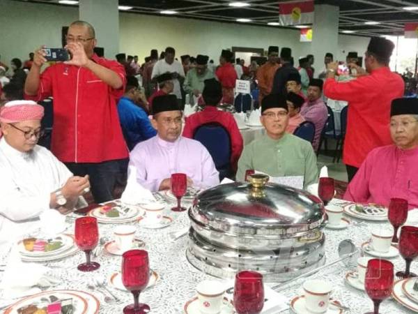 Turut hadir Ketua Penerangan Pas Nasrudin Hassan, Setiausaha Agung Pas, Datuk Takiyuddin Hassan dalam Majlis Berbuka Puasa Sempena Ulang Tahun UMNO ke-73 yang diadakan di Pusat Dagangan Dunia Putra (PWTC), Kuala Lumpur hari ini. - FOTO MUHAMMAD SHAMSUL ABD GHANI