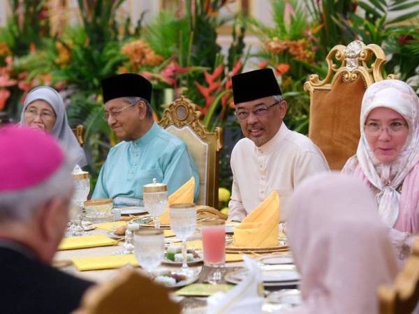 Yang di-Pertuan Agong Al-Sultan Abdullah Ri'ayatuddin Al-Mustafa Billah Shah (dua, kanan) dan Raja Permaisuri Agong Tunku Azizah Aminah Maimunah Iskandariah (kanan) berangkat tiba pada Majlis Berbuka Puasa di Istana Negara malam ini. Foto: Bernama