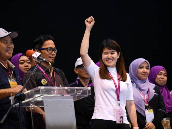 Suruhanjaya Pilihan Raya mengumumkan kemenangan Calon DAP Vivian Wong ShIr Yee dengan undi 16,012 dan majoriti 11, 521 di Pusat Penjumlahan Undi di Dewan Aktiviti Sekolah Menengah Jenis Kebangsaan Tiong Hua malam ini. - Foto Bernama