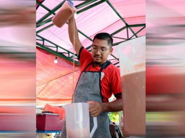 Ahmad Thalhaah tetap menjaga kualiti teh ais meskipun dijual pada harga lebih murah.