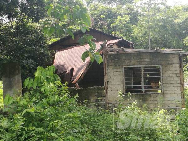 Rumah dihuni wanita tersebut uzur dan daif.