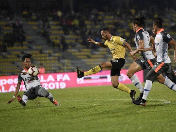 Pemain Perak Raianderson Da Costa (tengah) melepaskan rembatan ke gawang gol pasukan PKNP pada saingan Piala FA Malaysia di Stadium Perak malam ini. - Foto Bernama 