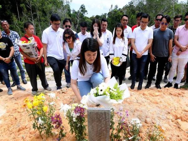 Anggota Parlimen Sandakan Vivian Wong Shir Yee meletakkan jambangan bunga di kubur mendiang bapanya Stephen Wong Tien Fatt di Tanah Perkuburan Kristian Sandakan hari ini. Aktiviti pertama Vivian hari ini sebagai anggota parlimen adalah menziarahi kubur bapanya, yang juga merupakan Anggota Parlimen Sandakan dan Menteri Kesihatan dan Kesejahteraan Rakyat Negeri Sabah sebelum meninggal dunia di Hospital Queen Elizabeth pada 28 Mac lalu akibat serangan jantung.- Foto Bernama