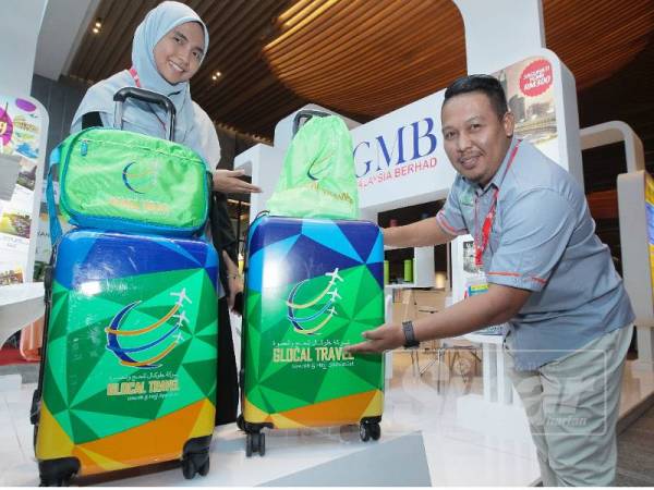 Pengurus Besar Glocal Travel, Ezuan Azizi Md. Arith menunjukan beg yang berikan kepada setiap penyertaan warga Kementerian Pendidikan Malaysia.
