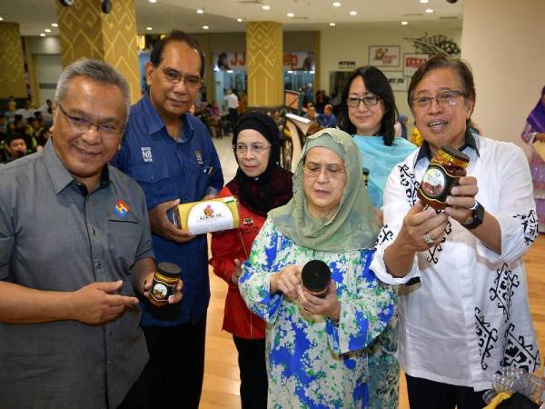 Ketua Menteri Sarawak Datuk Patinggi Abang Johari Tun Openg (dua,kanan) bersama para tetamu lain menunjukkan pelbagai produk yang terdapat disitu pada Pelancaran Pemasaran Produk Warisan Melayu DUN Satok hari ini.- Foto Bernama