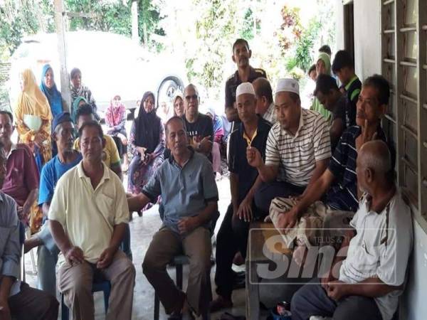 Perjumpaan penduduk bersama Abd Nasir bagi membincangkan isu berkenaan