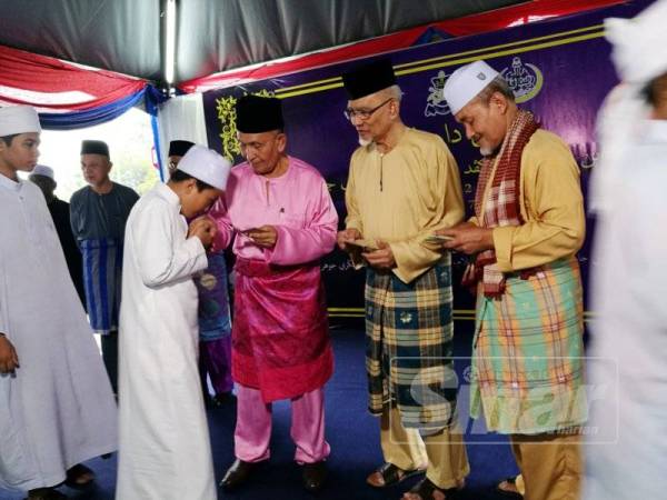 Tosrin menyampaikan sumbangan duit raya pada majlis perasmian tersebut.