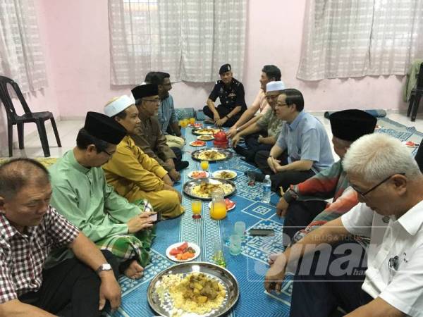 Guan Eng menikmati hidangan berbuka puasa bersama penduduk di Masjid Jamek Kubang Buaya petang tadi.
