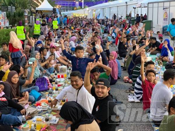 Warga kota menyertai Iftar@Kuala Lumpur.