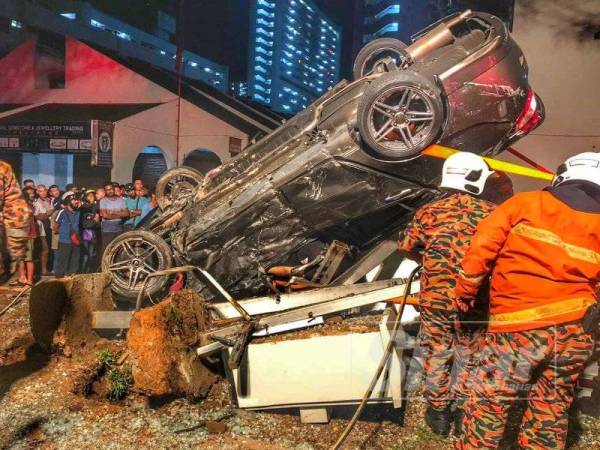 Bomba sedang menjalankan operasi menyelamat mangsa dalam kejadian awal pagi tadi.