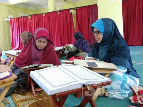 Membaca dan memahami al-Quran perlu dijadikan amalan umat Islam termasuk kaum wanita.