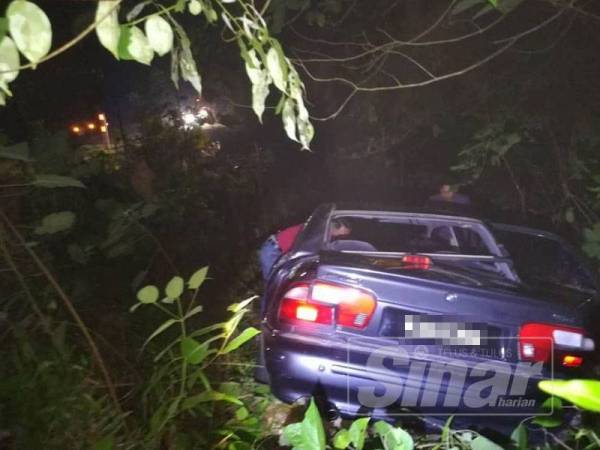 Keadaan kereta dinaiki mangsa yang terbabas dalam gaung, malam tadi.