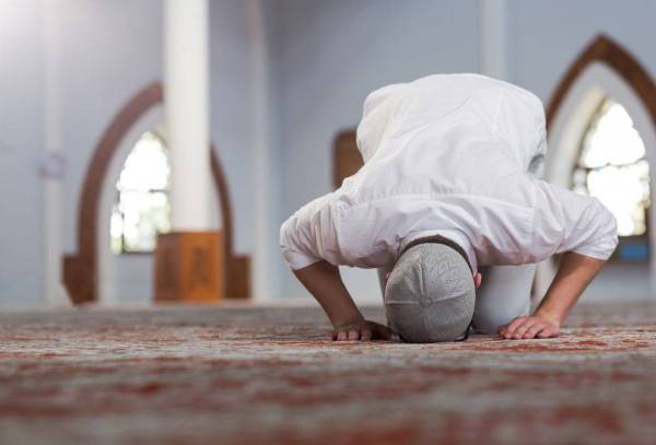 Takutlah kepada ALLAH SWT dan sentiasalah menjaga solat serta tingkah laku kita. -GAMBAR HIASAN.