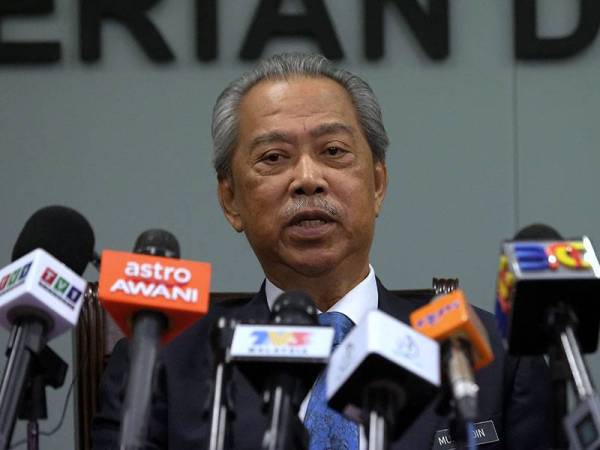 Menteri Dalam Negeri Tan Sri Muhyiddin Yassin ketika sidang media selepas menyerahkan surat pelantikan Timbalan Ketua Polis Negara yang baharu di Kementerian Dalam Negeri hari ini. - Foto Bernama