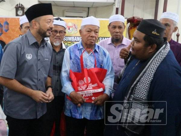 Mukhriz beramah mesra bersama wakil masjid yang hadir pada majlis sumbangan moreh kepada wakil masjid di Masjid Kampung Kandis di sini semalam.