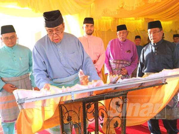 Sultan Selangor, Sultan Sharafuddin Idris Shah sambil diperhatikan Haris (kanan) menandatangani plak perasmian Masjid Nurul Falah, Tali Air 7, Kampung Sungai Leman, di sini.