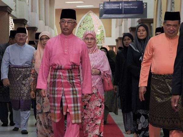 Yang di-Pertuan Agong Al-Sultan Abdullah Ri'ayatuddin Al-Mustafa Billah Shah dan Raja Permaisuri Agong Tunku Azizah Aminah Maimunah Iskandariah berkenan hadir pada Majlis Berbuka Puasa Bersama Warga Angkatan Tentera Malaysia (ATM) di Masjid Khalid Al- Walid Kementah hari ini. - Foto Bernama