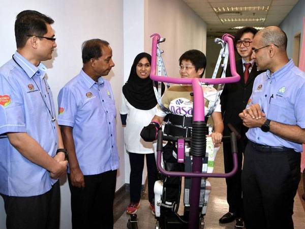 Menteri Sumber Manusia M. Kula Segaran (dua, kiri) beramah mesra bersama salah seorang pesakit Irene Woo Oi Ling, 59, semasa mengadakan lawatan ke Pusat Neuro-Robotic Rehabilitation Cybernics selepas majlis perasmian pusat tersebut di Pusat Rehabilitasi Perkeso Melaka dekat Ayer Keroh hari ini. - Foto Bernama