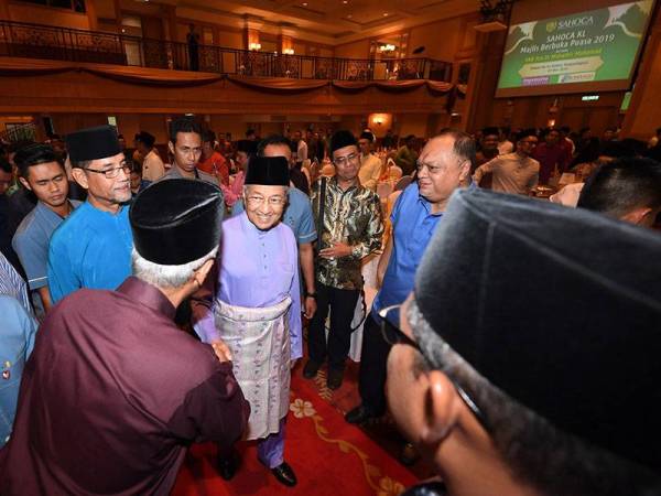 Perdana Menteri Tun Dr Mahathir Mohamad beramah mesra bersama alumni Maktab Sultan Abdul Hamid semasa hadir ke Majlis Berbuka Puasa Anjuran Persatuan Bekas Pelajar-pelajar Maktab Sultan Abdul Hamid (SAHOCA) di Dewan Seri Endon hari ini. - Foto Bernama