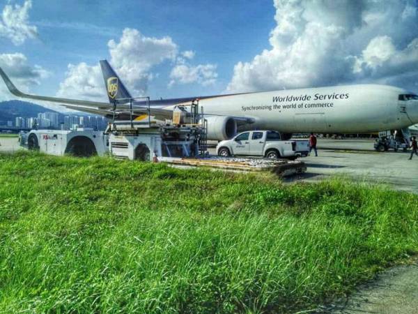 Suspek menceroboh masuk di ruang tayar pesawat kargo ini untuk pulang ke Medan, Indonesia pagi tadi.