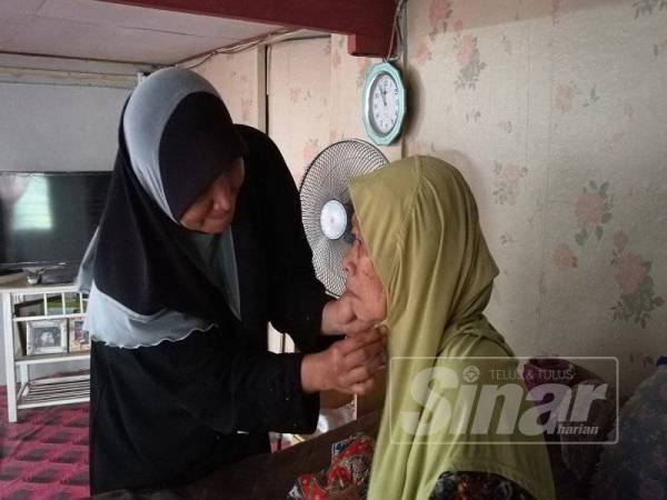 Siti Rokiah bertanggungjawab menjaga dan menguruskan ibunya.
