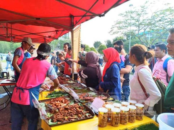 Ikan bakar dengan resipi turun-menurun sentiasa mendapat sambutan daripada pelanggan.