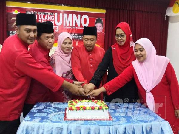 Ahmad Jazlan bersama pimpinan sayap parti memotong kek sempena Majlis Sambutan Hari Ulangtahun UMNO Ke 73 Peringkat Dun Kemuning di sini petang semalam.