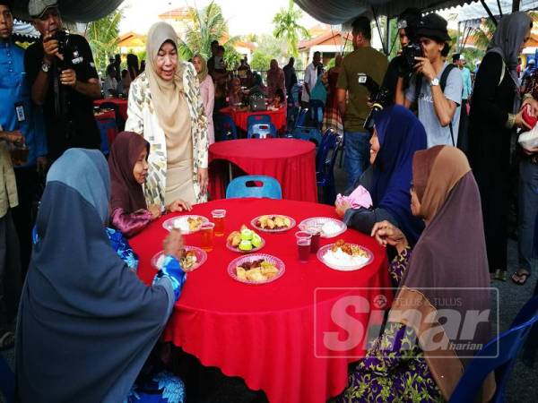 Zuraida beramah mesra dengan rakyat sempena Program Infaq dan Iftar Perdana Penggerak Muafakat Nasional Kedah di Masjid Batu 5, Jalan Gurun Jeniang semalam.