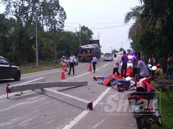 Seorang pemandu treler didakwa cuai membawa muatan cerucuk konkrit ketika melalui jalan Alor Gajah Lama berhampiran Kampung Panchor, Durian Tunggal petang semalam.