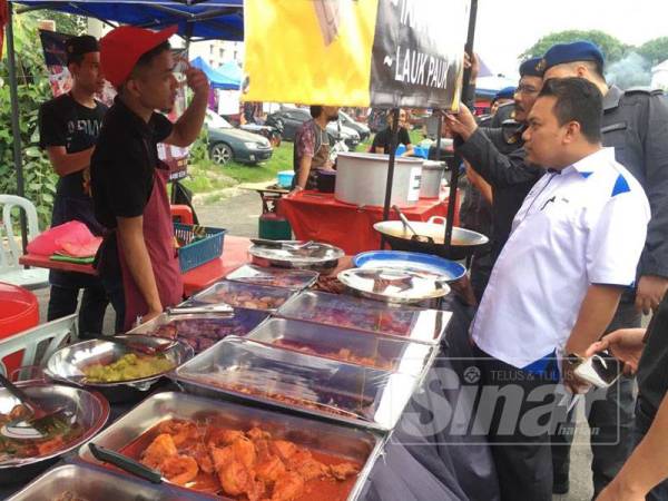 Muhamad Zikril Azan beramah mesra dengan salah seorang peniaga ketika pihaknya membuat pemeriksaan berkala bazar Ramadan di Seksyen 16, Bandar Baru Bangi, di sini, semalam. - Foto Ihsan KPDNHEP Selangor