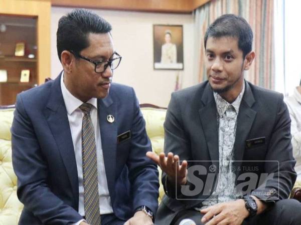 Hasnul Zulkarnain (kanan) ketika sidang media bersama Ahmad Faizal meminta mana-mana NGO supaya mendapat penjelasan sebenar berkaitan sesuatu isu di negeri ini.