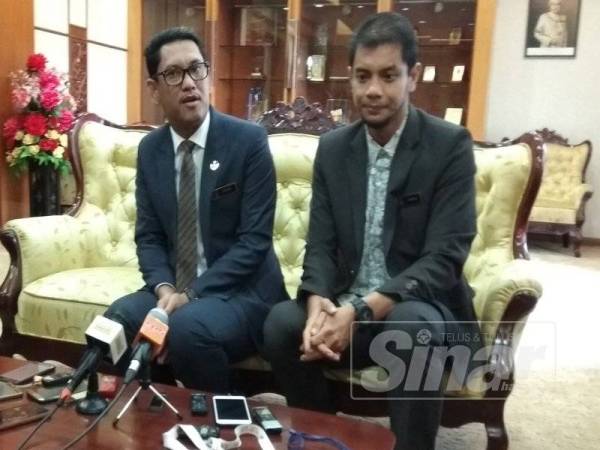 Ahmad Faizal (kiri) ketika sidang media bersama Hasnul Zulkarnain selepas mempengerusikan mesyuarat berkaitan telekomunikasi di Bangunan Perak Darul Ridzuan, hari ini.