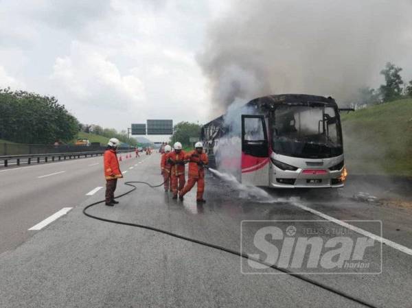 Keadaan bas ekspres yang terbakar.