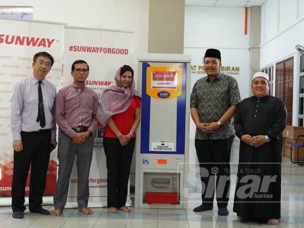 Ahila (tiga dari kiri) dan Dr Afif (dua dari kanan) bergambar bersama selepas majlis penyerahan mesin ATM beras yang diadakan petang semalam.