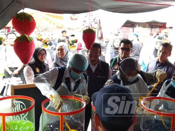 Sivanesan turut mengambil sampel air di sebuah gerai dalam pemeriksaan yang dilakukan di Bazar Ramadan Stadium Perak, di sini hari ini. 