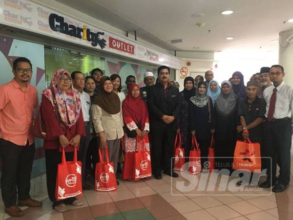 Seramai 15 golongan asnaf yang menerima sumbangan Aidilfitri menerusi Program Cahaya Ramadan anjuran Majlis Perbandaran Hang Tuah Jaya 2019 di Charity Outlet Melaka Mall, di sini, hari ini.