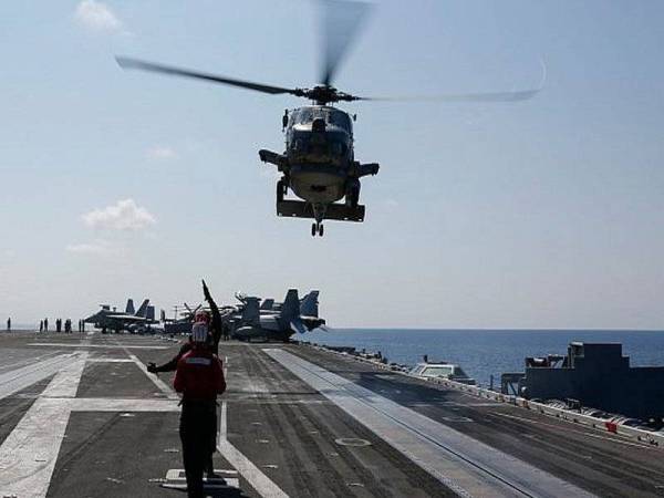 Helikopter Sea Hawk bersedia untuk mendarat di dek penerbangan kapal USS Abraham Lincoln di Laut Adriatik yang memisahkan Semenanjung Itali dan Balkan pada awal bulan lalu.
