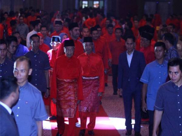 Perdana Menteri yang juga Pengerusi Parti Pribumi Bersatu Malaysia Tun Dr Mahathir Mohamad (kiri) diiringi Presiden Bersatu yang juga Menteri Dalam Negeri Tan Sri Muhyiddin Yassin pada Majlis Iftar Bersatu di Pusat Konvensyen Antarabangsa Putrajaya (PICC) hari ini. - Foto Bernama