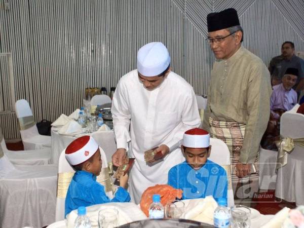 Menteri Hal Ehwal Ekonomi, Datuk Seri Mohamed Azmin Ali bersalaman dan memberi sumbangan duit raya kepada anak-anak yatim dalam Majlis Iftar Ramadan Risda 2019 di Auditorium Sultan Ahmad Shah, Ibu Pejabat Risda Kuala Lumpur di sini hari ini. - FOTO ZAHID IZZANI