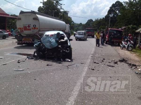 Keadaan kereta mangsa remuk di Kampung Nibong, Bukit Bunga di Jeli yang tular di media sosial petang tadi.