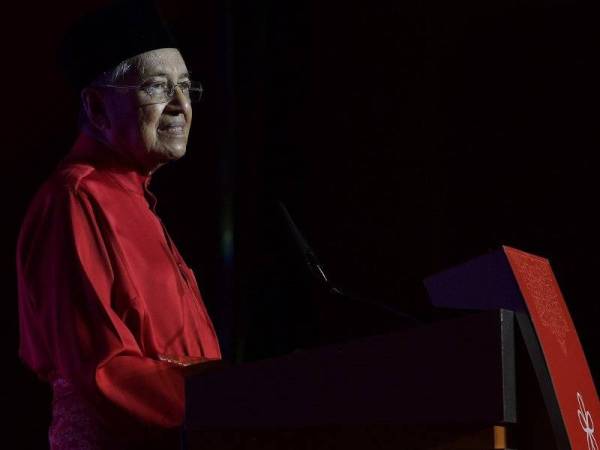 Perdana Menteri yang juga Pengerusi Parti Pribumi Bersatu Malaysia Tun Dr Mahathir Mohamad berucap pada Majlis Iftar Bersatu di Pusat Konvensyen Antarabangsa Putrajaya (PICC) hari ini. Foto: Bernama