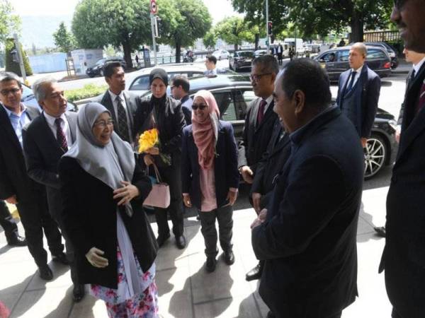 Timbalan Perdana Menteri Datuk Seri Dr Wan Azizah Wan Ismail tiba di hotel penginapan beliau di Geneva di sini. Datuk Seri Dr Wan Azizah tiba di sini untuk lawatan kerja tiga hari sehingga Khamis bagi mengetuai para delegasi Malaysia ke edisi keenam Platform Global Bagi Pengurangan Risiko Bencana (GPDRR). - Foto Bernama 