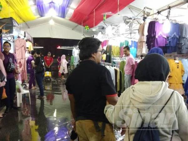 Masih ada pengunjung yang datang walaupun bazar dilanda banjir kilat.