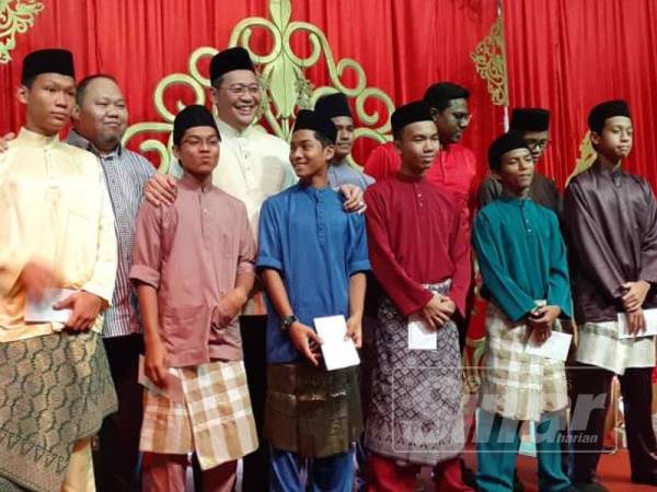 Mohd Khairuddin bergambar bersama penerima duit raya pada Program Semarak Ramadan Generasi Muda Selangor 2019, di Hotel De&#039;Palma di sini malam ini.