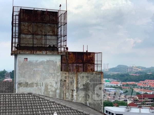 Keadaan tangki air yang berkarat, berlubang kerana hakisan dan berlaku kerosakan lain termasuk kebocoran pada tangki meresahkan penduduk.