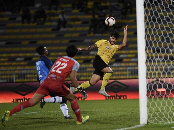 Pemain Perak, Ronaldo Henrique Silva (kanan) menanduk bola ke arah gawang gol ketika bertemu pasukan PKNP, pada saingan Liga Super Malaysia di Stadium Perak malam ini.
Keputusan semasa Perak mendahului 2-1.- Foto Bernama