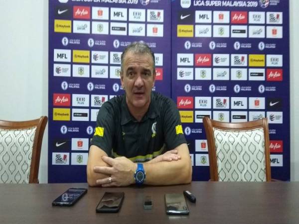 Mehmed ketika sidang media selepas tamat perlawanan Perak menentang PKNP FC di Stadium Perak, malam tadi.